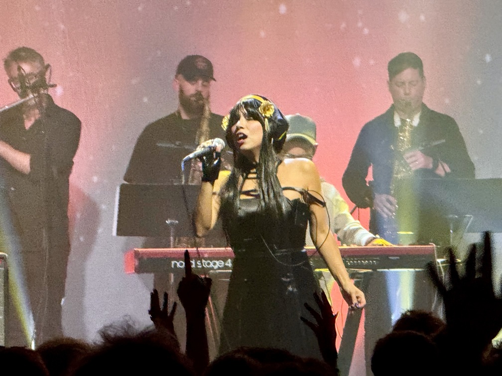 Genevieve Artadi performing with Knower